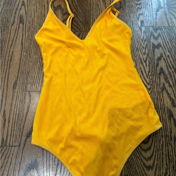 Aritzia Talula yellow ribbed body suit - Picture 4 of 5